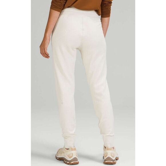 Lululemon Engineered Warmth Jogger
White Opal / White Size 8 Merino Wool Lounge - Picture 5 of 15